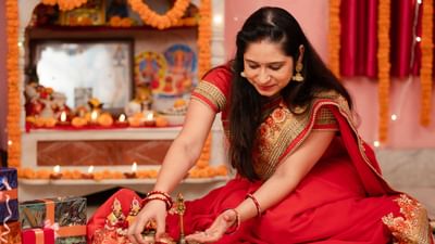 બ્રહ્મ મુહૂર્તમાં જાગીને અને પૂજા કરવાથી તમને ધીમે ધીમે નાણાકીય સ્થિતિમાં સુધારો થવા લાગે છે અને માતા લક્ષ્મીની કૃપા પ્રાપ્ત થવાથી ઘરમાં ધન, સમૃદ્ધિ અને શાંતિનો પ્રવાહ ઉભો થાય છે. ( Credits: Getty Images )