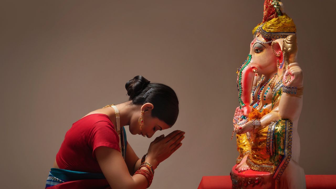 આ શુભ સમયે, પ્રાણાયામ અને ધ્યાન દ્વારા મનને શાંત કરો અને માતા લક્ષ્મીના આ મંત્ર 'ઓમ શ્રીં હ્રીં શ્રીં કમલે કમલાલયે પ્રસીદ પ્રસીદ ઓમ શ્રીં હ્રીં શ્રીં મહાલક્ષ્મયે નમઃ ॥ નો મનથી જાપ કરો, જે તમને આર્થિક સમૃદ્ધિ અને દિવ્ય આશીર્વાદ આપે છે. ( Credits: Getty Images )