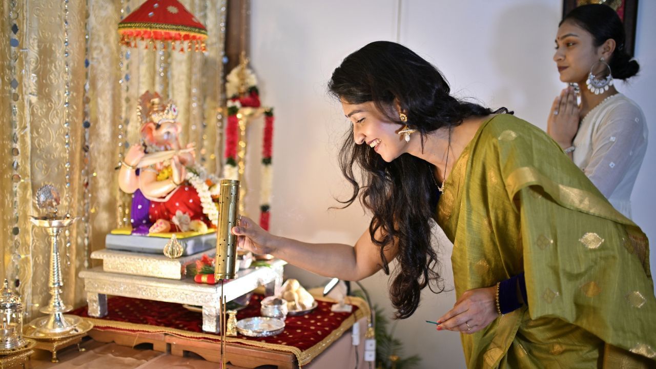 આ સમયે ભગવાન શિવનું ધ્યાન કરતા સમયે ‘ૐ’ મંત્રનો જાપ કરવાથી મન એકાગ્ર બને છે અને આત્મિક શાંતિ પ્રાપ્ત થાય છે, સાથે સાથે મહાદેવની કૃપા પણ મળે છે ( Credits: Getty Images )