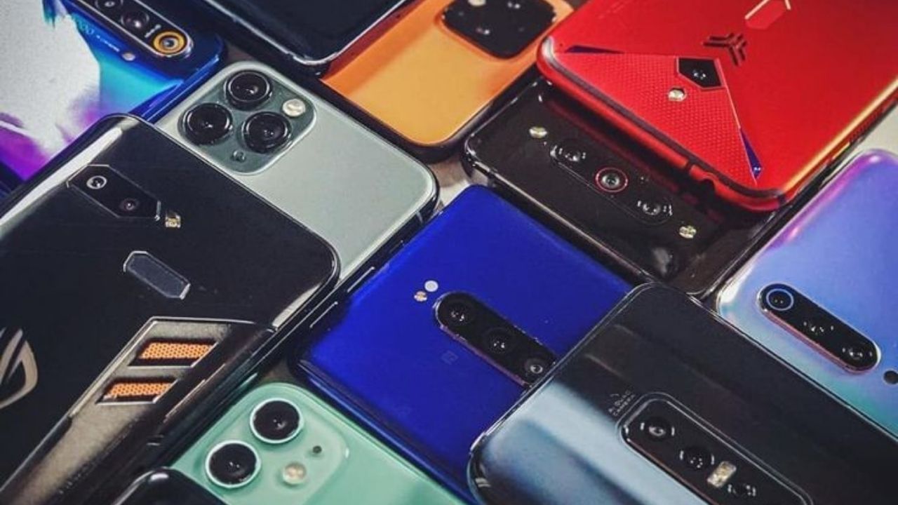 પરંતુ વાસ્તુશાસ્ત્ર અનુસાર, તમારા ઘરમાં જૂના, નકામા અને બંધ ફોન રાખવા શુભ નથી.