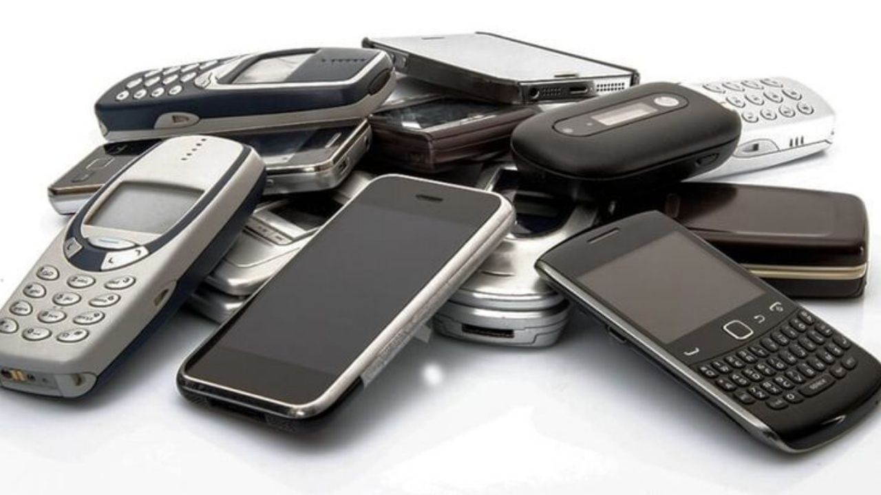 વાસ્તુશાસ્ત્ર અનુસાર, ઘરમાં નકામા અને જૂના ફોન રાખવાથી નકારાત્મક ઉર્જાનો સંચાર થાય છે.