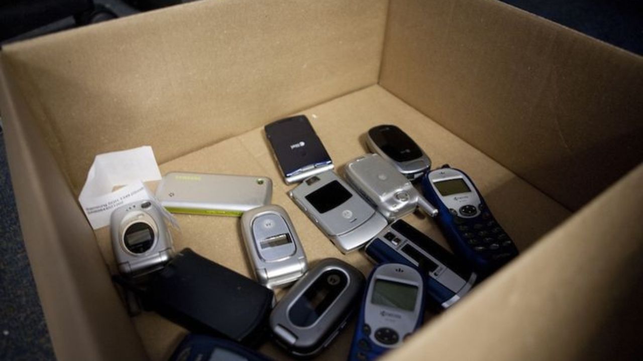 ઘરમાં જૂની, નકામી અને બિનજરૂરી વસ્તુઓ ન રાખવી જોઈએ, બધી નકામી વસ્તુઓ નકારાત્મક ઉર્જા આકર્ષે છે અને ઘરનું વાતાવરણ બગાડી શકે છે.