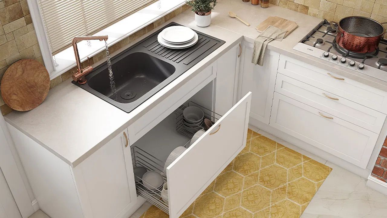 રસોડામાં કચરો ન રાખો: વાસ્તુશાસ્ત્રના નિષ્ણાતોના મતે, તમારે ભૂલથી પણ રસોડામાં કચરો ન રાખવો જોઈએ. રસોડામાં કચરો રહી જાય છે તો આખા ઘરમાં નકારાત્મક ઉર્જાનો પ્રવાહ વધે છે અને ઘરનું વાતાવરણ ગંદુ તેમજ પ્રદૂષિત થઈ જાય છે. રસોડામાં કચરો રાખવાથી માત્ર આર્થિક નુકસાન જ થતું નથી પરંતુ તમારા સ્વાસ્થ્ય પર પણ ખૂબ જ ખરાબ અસર પડે છે. જો તમે ગંભીર રોગ અને જંતુઓથી દૂર રહેવા માંગતા હોવ, તો તમારે હંમેશા રસોડાને સ્વચ્છ રાખવું જોઈએ.