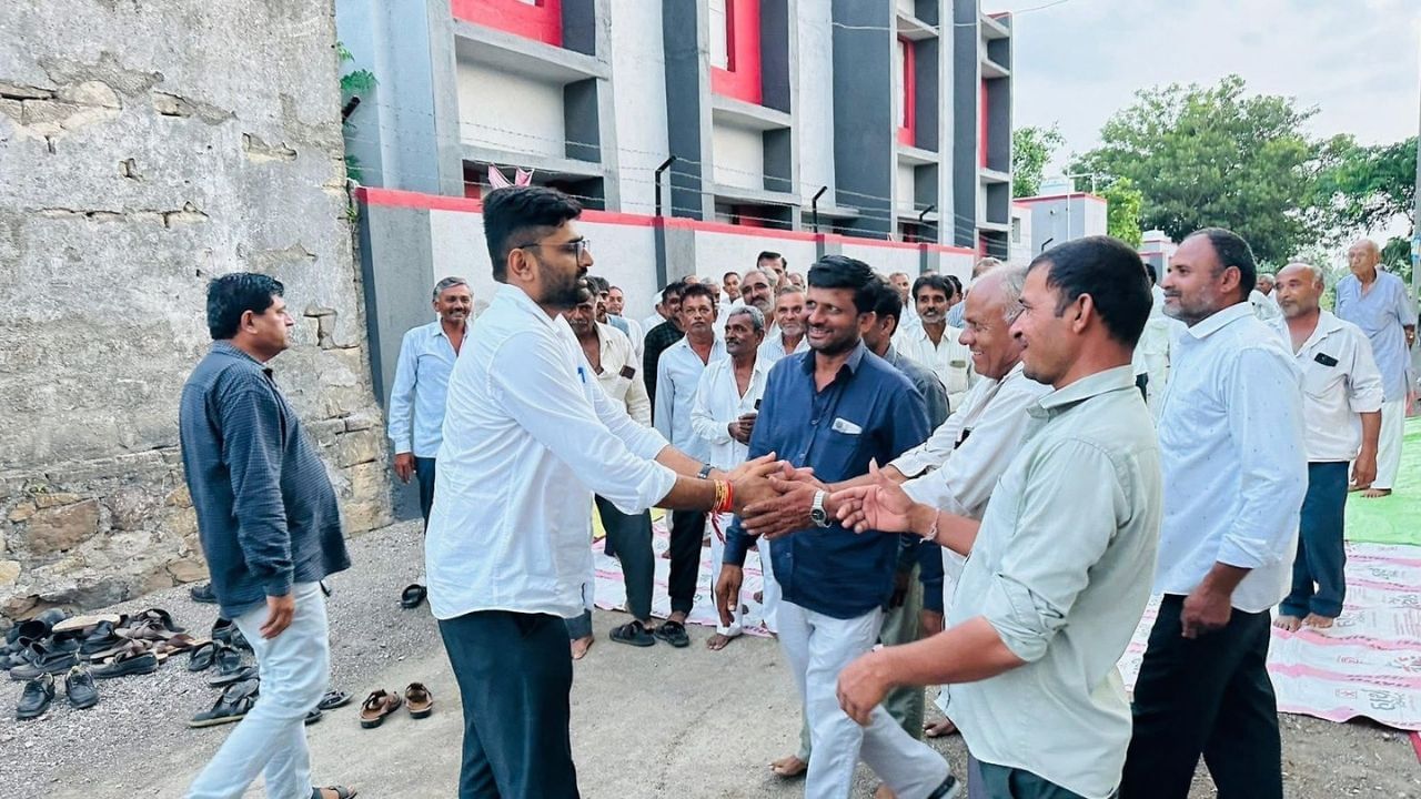 હવે તેમણે વિધાનસભાના અન્ય સભ્યોની જેમ દર મહિને રૂ. 70,000થી 1,00,000	 જેટલો પગાર અને વિવિધ પ્રકારના ભથ્થાઓ જેવી કે ભાડા સહાય, મિનિસ્ટ્રીયલ સહાય, ફોન બિલ અને પ્રવાસ ભથ્થા વગેરેના લાભ મળવા લાગશે.