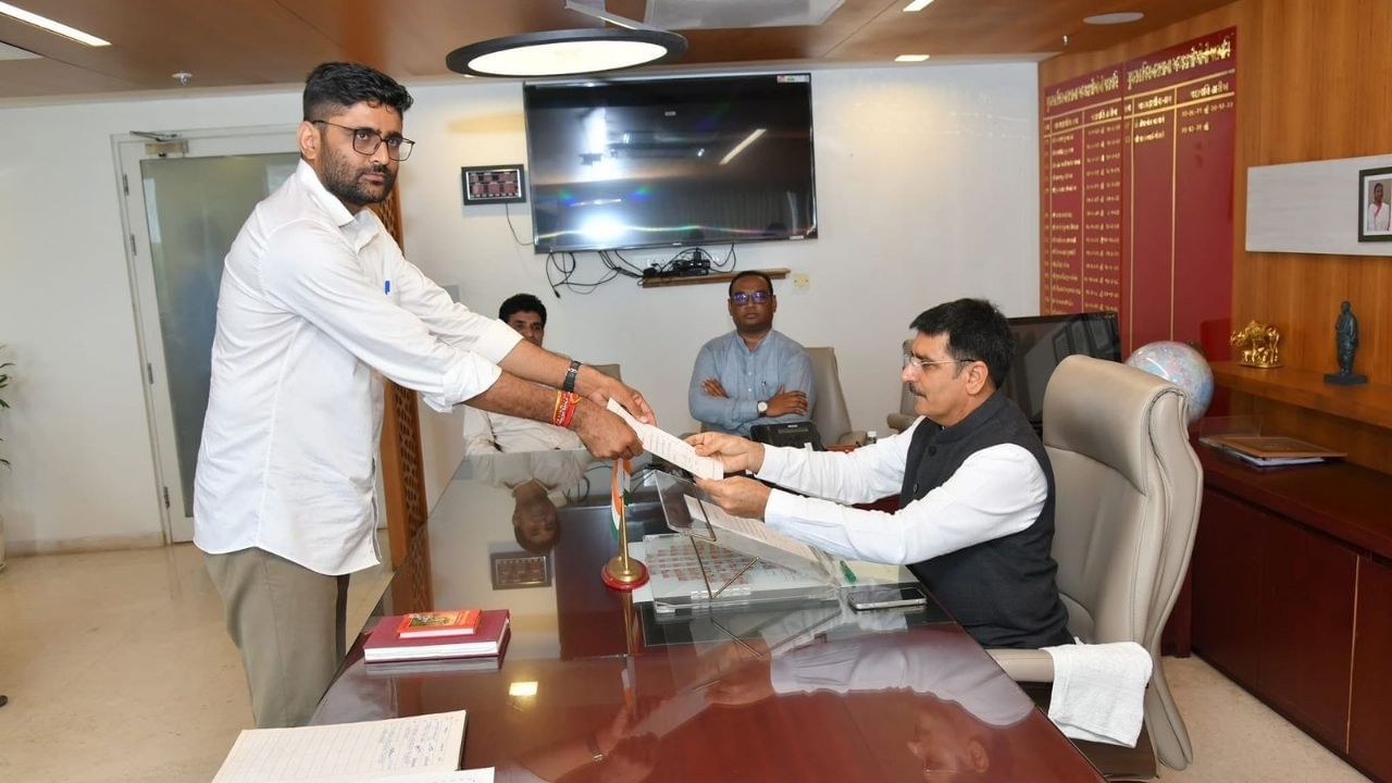 ચૂંટણી પરિણામ જાહેર થયા બાદ 22 દિવસ પછી બુધવારે 16 જુલાઇ ના રોજ નવા ધારાસભ્યો માટે વિધાનસભાના દરવાજા ખુલી ગયા છે અને ગોપાલ ઇટાલિયાએ નિયમિત કાયદેસર પ્રક્રિયા મુજબ શપથ લીધા છે.