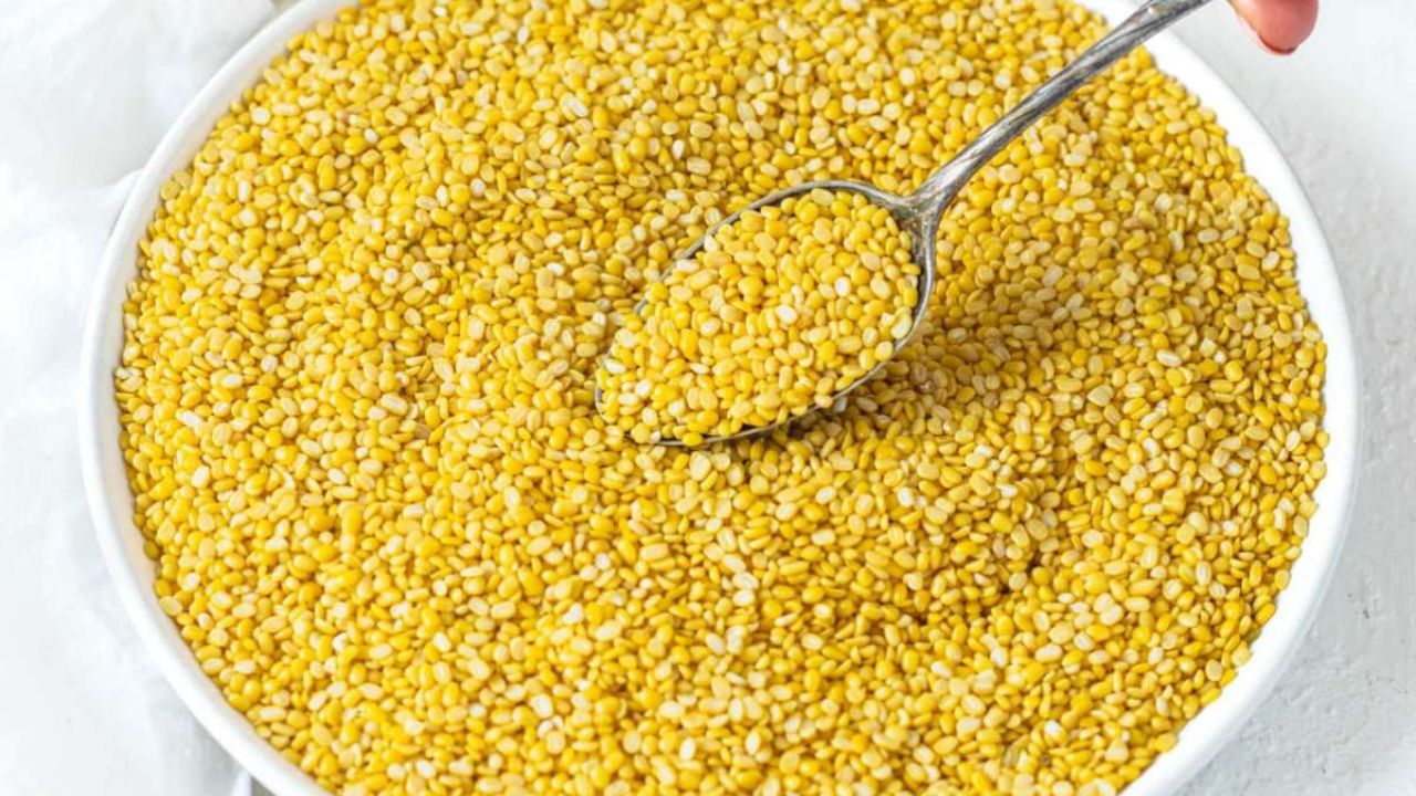 વિટામિન B12 ની ઉણપ કેવી રીતે દૂર કરવી: વિટામિન B12 ની ઉણપને દૂર કરવા માટે કેટલાક આહાર સ્ત્રોતો અને જીવનશૈલીમાં સુધારો કરવો ખૂબ જ ફાયદાકારક બની શકે છે. ચાલો તમને જણાવી દઈએ કે વિટામિન B12 માંસાહારી વસ્તુઓમાં મોટી માત્રામાં જોવા મળે છે. પરંતુ શું તમે જાણો છો કે તે તમારા રસોડામાં મળતી દાળમાં પણ પુષ્કળ પ્રમાણમાં જોવા મળે છે.