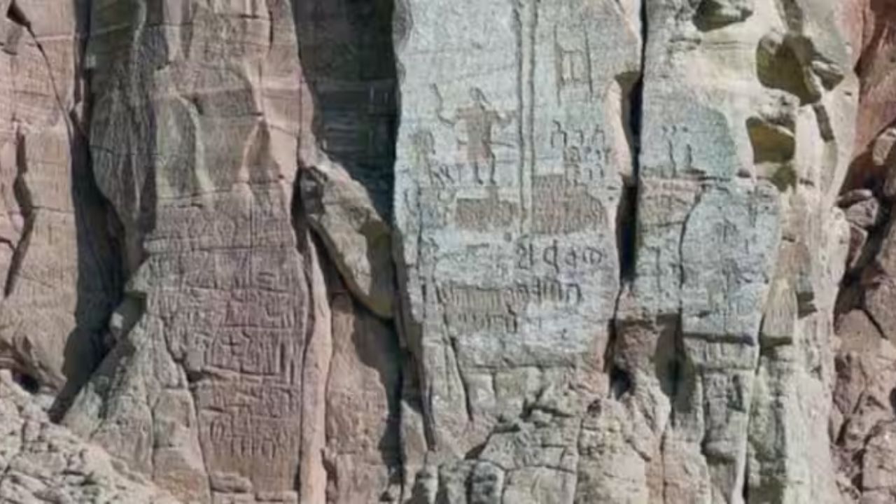 મજબૂત પથ્થરોથી બનેલા આ પ્રાચીન મંદિરના અવશેષો તેના નિર્માતાઓની ભવ્ય સ્થાપત્ય અને ઊંડી શ્રદ્ધા દર્શાવે છે. તેની નજીક મળેલા વેદીઓનાં અવશેષો દર્શાવે છે કે પ્રાચીન લોકો અલ-ફા પ્રદેશમાં ધાર્મિક વિધિઓ અને પૂજા કરતા હતા.
