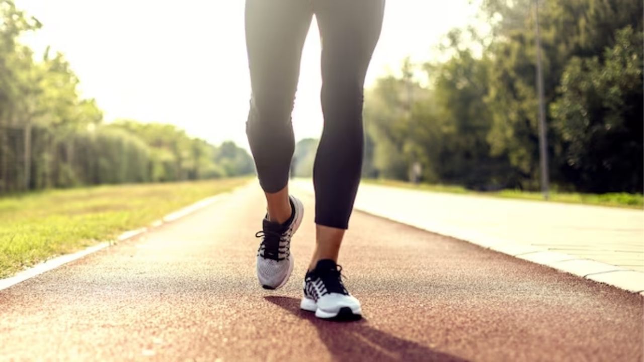 6 મિનિટ બહુ ઓછી લાગે છે, પણ જ્યારે તમે આટલા લાંબા સમય સુધી સતત ચાલો છો, ત્યારે તમને નોંધપાત્ર ફાયદા થાય છે. તે પાચનતંત્રને મજબૂત બનાવે છે, બ્લડ પ્રેશરને નિયંત્રિત કરે છે અને શરીરમાં ઉર્જા જાળવવામાં મદદ કરે છે.