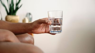 ઘણા લોકોને રાત્રે વારંવાર તરસ લાગે છે. આ કારણે, તેઓ ઊંઘમાંથી જાગી જાય છે અને પાણી પીવાની જરૂર અનુભવે છે. તબીબી ભાષામાં, આ સ્થિતિને નોક્ટુરિયા (રાત્રે વારંવાર પેશાબ કરવો) અથવા પોલીડિપ્સિયા (વધુ પડતી તરસ) કહેવામાં આવે છે, જે સામાન્ય માનવામાં આવતી નથી. 