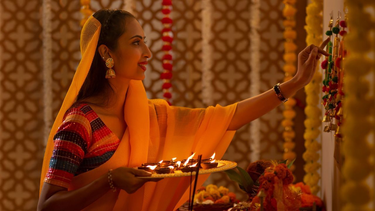 જ્યાં મા લક્ષ્મીનો વાસ હોય છે, ત્યાં ધન અને અન્નની ક્યારેય તંગી અનુભવાતી નથી. એવા સ્થાને વ્યવસાયિક વિકાસ અને નોકરીમાં સફળતા સહજરૂપે પ્રાપ્ત થાય છે. ( Credits: Getty Images )