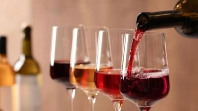 પબ હોય, બાર હોય કે અન્ય કોઈ પાર્ટી હોય, દારૂ હંમેશા કાચના ગ્લાસમાં જ છલકાવવામાં આવે છે. દારૂ પીવો સ્વાસ્થ્ય માટે હાનિકારક હોવા છતાં લોકો તેને ઉત્સાહથી પીવે છે અને ખુશ થાય છે. એવામાં શું તમે ક્યારેય વિચાર્યું છે કે, દારૂ હંમેશા કાચના ગ્લાસમાં જ કેમ આપવામાં આવે છે? આની પાછળનું કારણ શું છે?