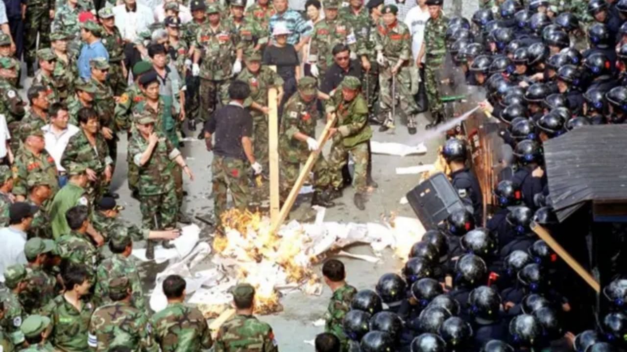 વિયેતનામ યુદ્ધ (1955-1975) અને અફઘાનિસ્તાન યુદ્ધ (2001-2021) બંનેમાં અમેરિકાએ લાખો કરોડો ડોલર ખર્ચ કર્યા અને હજારો સૈનિક ગુમાવ્યા. આમ છતાં, યુદ્ધની અસરથી ન તો શાસનસ્થાપના થઈ શકી, ન તો આતંકવાદ નાબૂદ થયો. યુદ્ધમાં સીધો ફાયદો માત્ર અમેરિકન ડિફેન્સ ઈન્ડસ્ટ્રીને થયો, જે મરણસામાનની વાટિકા બની રહી.