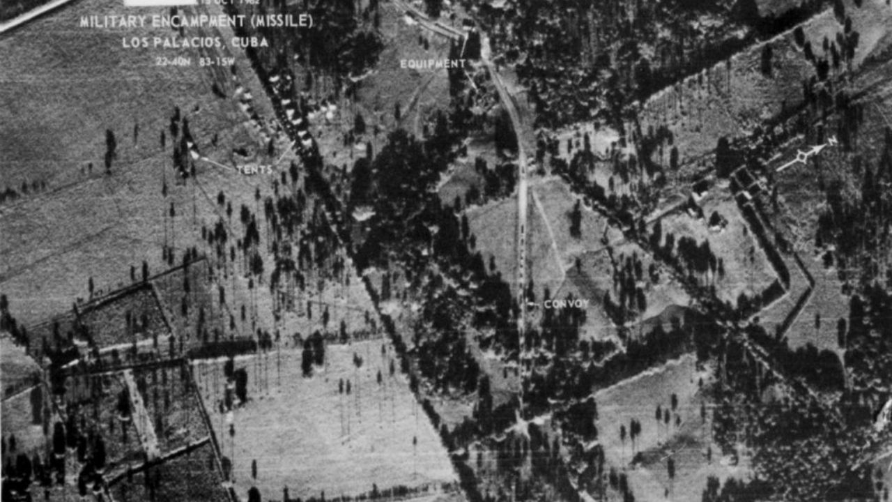 1962માં બનેલી ક્યુબા મિસાઈલ કટોકટીએ વિશ્વને અણુયુદ્ધના દરવાજા સુધી લઈ ગઈ હતી. સોવિયેત યુનિયને ક્યુબામાં અણુ મિસાઇલ્સ ગોઠવી, જેને કારણે માત્ર 13 દિવસમાં દુનિયાભરમાં ભયનો માહોલ છવાઈ ગયો હતો. જો કે, અમેરિકાના રાષ્ટ્રપતિ જ્હોન એફ. કેનેડી અને રશિયાના નેતા નિકિતા ક્રિશ્ચેવ વચ્ચે થયેલી ગુપ્ત વાટાઘાટોથી તણાવ હળવો થયો અને યુદ્ધ ટળ્યું. આ કટોકટી એ ઊંડાણથી સમજાવ્યું કે એક જ નિર્ણાયક ક્ષણે સમગ્ર માનવજાતીનો અંત આવી શકે.