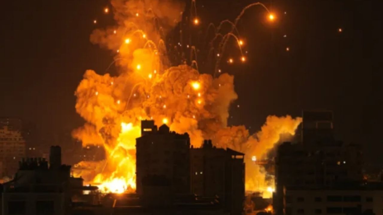 આ તમામ તણાવગ્રસ્ત વિસ્તારોમાં અસ્થિરતાનું સ્તર દિવસેને દિવસે વધી રહ્યું છે. જો યુદ્ધે ઉગ્ર સ્વરૂપ ધારણ કર્યું તો તેની અસર માત્ર સૈનિક મોરચાએ નહીં પણ વૈશ્વિક અર્થવ્યવસ્થા, વેપાર, ટેકનોલોજી અને જીવનશૈલી પર પણ થશે. ખાસ કરીને ચીન અને તાઇવાન વચ્ચે યુદ્ધ સર્જાય તો સમગ્ર વિશ્વમાં સેમીકન્ડક્ટર સપ્લાય ચેન ખોરવાઈ શકે છે, જે દરેક ઈલેક્ટ્રોનિક ઉદ્યોગ માટે મોટો સંકટ ઊભો કરશે.