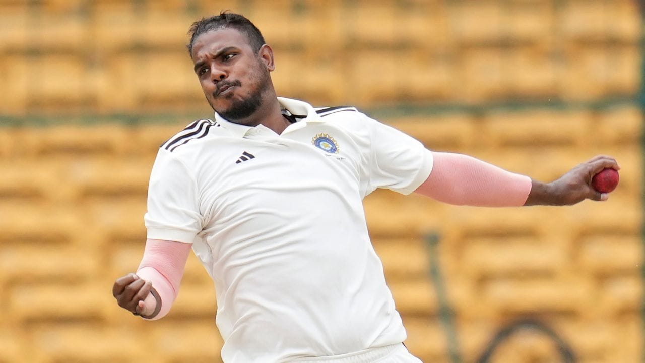 27 વર્ષીય ક્રિકેટર યશ દયાલે એક મહિલા દ્વારા જાતીય સતામણીના કેસમાં FIR દાખલ કર્યા બાદ અલ્હાબાદ હાઈકોર્ટમાં અરજી દાખલ કરી હતી. 6 જુલાઈના રોજ ગાઝિયાબાદના ઈન્દિરાપુરમ પોલીસ સ્ટેશનમાં તેમની વિરુદ્ધ કેસ નોંધવામાં આવ્યો હતો.