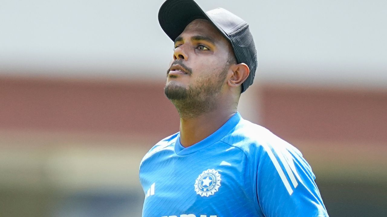  યશ દયાલનો જન્મ 13 ડિસેમ્બર 1997માં થયો છે. તે એક ભારતીય ક્રિકેટર છે જે સ્થાનિક ક્રિકેટમાં ઉત્તર પ્રદેશ અને ઇન્ડિયન પ્રીમિયર લીગમાં રોયલ ચેલેન્જર્સ બેંગલુરુનું પ્રતિનિધિત્વ કરે છે. તે ડાબા હાથનો ફાસ્ટ-મીડિયમ બોલર છે.  