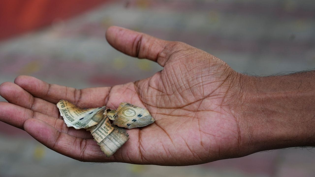 જસ્ટિસ યશવંત વર્માના પિતા જસ્ટિસ અમરનાથ વર્મા હતા, જેમણે અલ્હાબાદ હાઈકોર્ટમાં જજ તરીકે પણ સેવા આપી હતી. જસ્ટિસ યશવંત વર્માની પત્નીનું નામ પુષ્પા છે અને બે પુત્રીઓ છે.