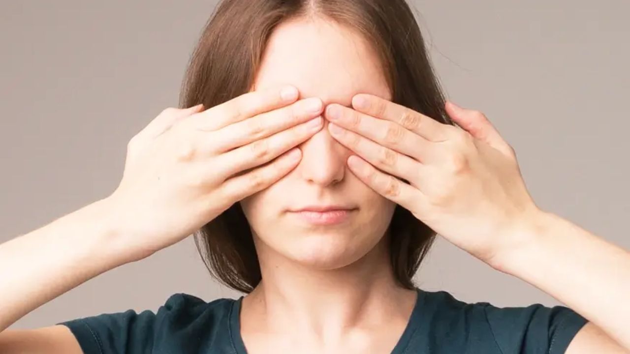 આંખો ફેરવવી: આ કસરત કરવી ખૂબ જ સરળ છે. આ કરવા માટે તમારી આંખોને જમણે અને ડાબે, પછી ઉપર અને નીચે ફેરવવી અને પછી તેને ઘડિયાળની વિરુદ્ધ દિશામાં અને ઘડિયાળની દિશામાં ફેરવો. આ તમારી આંખોનો થાક ઘટાડશે.