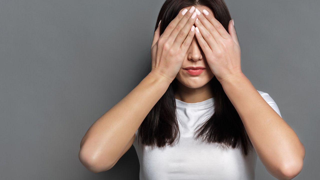 નાકની ટોચ તરફ જોવું: સૌપ્રથમ તમારી કરોડરજ્જુ સીધી રાખીને બેસો, પછી તમારી આંખો સીધી રાખો અને શ્વાસ લો. તમારા ખભાને આરામ આપો અને તમારા હથેળીઓને તમારા ઘૂંટણ પર રાખો. હવે ધીમે ધીમે તમારી આંખો ફેરવો અને તમારા નાકની ટોચ તરફ જોવાનો પ્રયાસ કરો. થોડીવાર માટે તમારી નજર સ્થિર રાખો, પછી જ્યારે તમે થાકી જાવ ત્યારે તમારી આંખોને આરામ આપો.