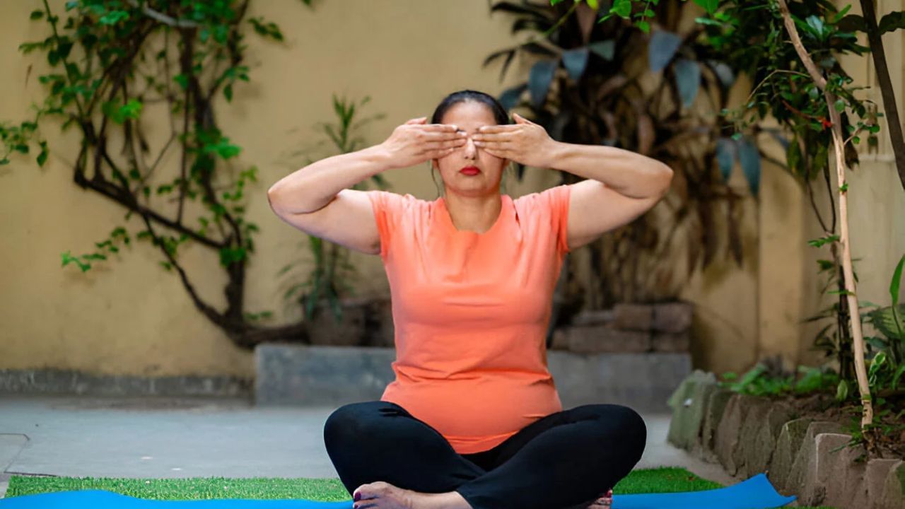 (Disclaimer: અહીં આપવામાં આવેલી માહિતી ફક્ત જાણકારી માટે જ છે. યોગ કરવા માટે પહેલા શરીર ફ્લેક્સિબલ હોવું જરુરી છે તેમજ કોઈ નિષ્ણાંતની સલાહ લઈને યોગ કરી શકાય.)