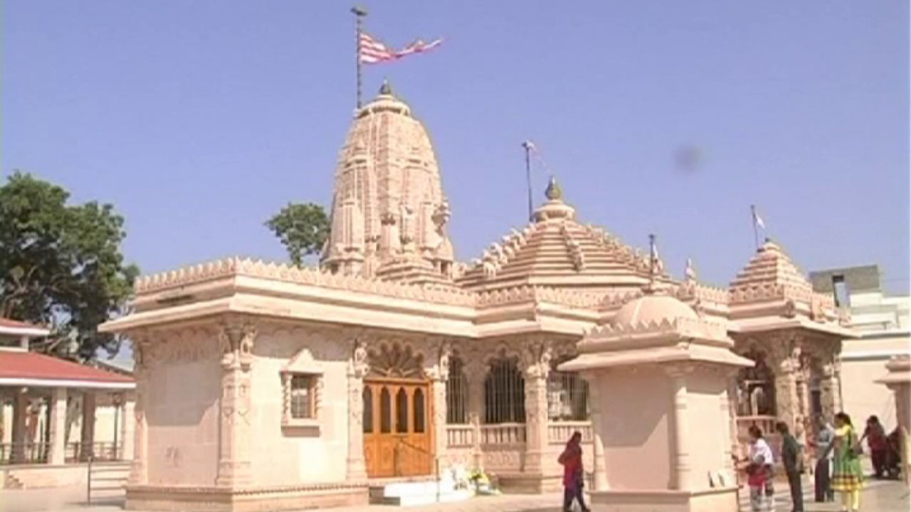 આશાપુરા માતાનું મંદિર એ મુખ્યત્વે ગુજરાત અને રાજસ્થાનમાં વિશિષ્ટ માન્યતા ધરાવે છે. માનવામાં આવે છે કે માતાજી પૌરાણિક દેવી શાકંભરીનું એક રૂપ છે, જેણે દુઃખી લોકોની રક્ષા માટે અવતાર ધારણ કર્યો હતો.