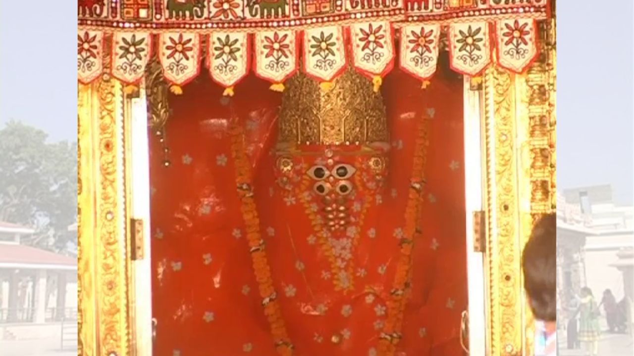 કહેવાય છે કે લગભગ 1500 વર્ષ પહેલાં, દેવચંદ નામના એક કરાડ વૈશ્ય વાણિયો મારવાડથી વેપારના સંદર્ભે કચ્છ આવતા હતા. આશો મહિનાની નવરાત્રિ દરમિયાન, જ્યાં આજે આશાપુરા માતાનું વિખ્યાત મંદિર આવેલું છે, ત્યાં તેમણે શ્રદ્ધાપૂર્વક માતાજીની મૂર્તિ સ્થાપિત કરી અને આરાધના શરૂ કરી. આ આરાધનાને શ્રદ્ધાનું સ્વરૂપ આપતાં, તેમણે ત્યાં માતાનું મંદિર પણ નિર્માણ કરાવ્યું.