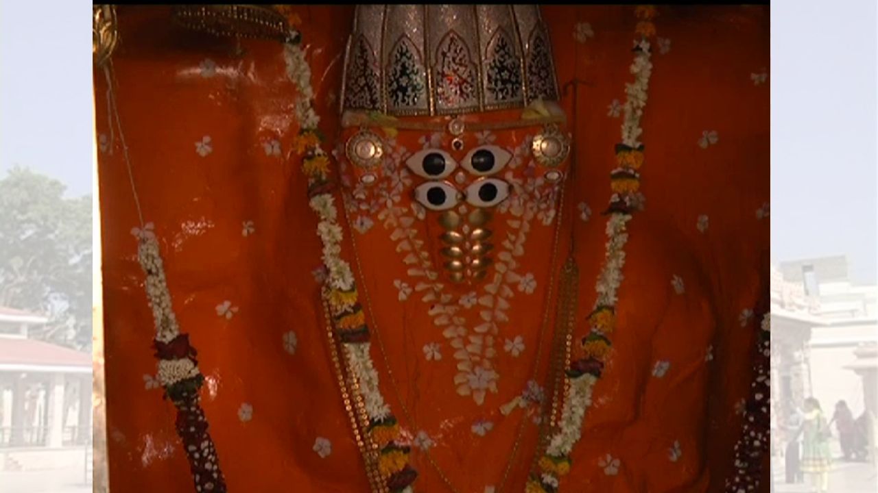 ઇ.સ. 1819માં કચ્છમાં આવેલા વિનાશક ભૂકંપ દરમિયાન આ પવિત્ર મંદિરને ભારે નુકસાન થયું હતું. પરંતુ માત્ર પાંચ વર્ષમાં, સુંદરજી શિવજી અને વલ્લભાજીની આગેવાની હેઠળ મંદિરનું પુનર્નિર્માણ કરવામાં આવ્યું. વર્ષ 2001માં આવેલા એક અન્ય ભયંકર ભૂકંપમાં મંદિરને ફરીથી નુકસાન થયું હતું, છતાં ભક્તો અને સ્થાનિકોના સહયોગથી તે ટૂંક સમયમાં જ પુનઃબાંધવામાં આવ્યું.