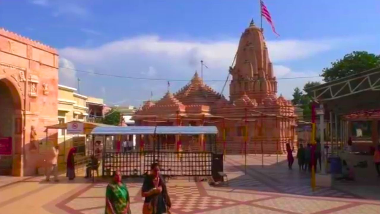 કચ્છના અનેક સામુદાયિક જૂથો આશાપુરા માતાને પોતાની કુળદેવી અથવા ઇષ્ટદેવી તરીકે પૂજે છે. ચૌહાણ અને જાડેજા રાજપૂતો સહિત, કચ્છ, નવાનગર, રાજકોટ, મોરબી, ગોંડલ અને ધ્રોલના રાજવંશો માતાજીને ઈષ્ટદેવી રૂપે માનતા આવ્યા છે.આશાપુરા માતાનું મુખ્ય પવિત્ર સ્થાન "માતાનો મઢ" તરીકે ઓળખાતું કચ્છના વિસ્તારમાં આવેલું છે. અહીં દેવીને કચ્છના જાડેજા શાસકો દ્વારા રાજ્યની ઇષ્ટદેવી અને પ્રદેશની રક્ષિકા તરીકે માન આપવામાં આવ્યું છે. ઉપરાંત, ગોસર અને પોલાડીયા જેવા કેટલાક કચ્છી સમાજો માતાજીને પોતાના કુળદેવી રૂપે આરાધે છે.