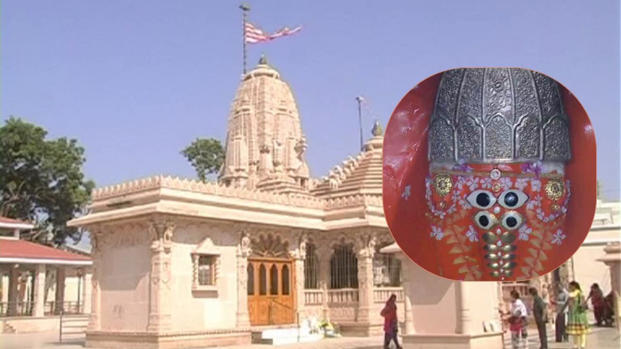 એક લોકકથા અનુસાર, એક પવિત્ર સતી સ્ત્રીની પ્રાર્થનાથી દેવી શક્તિએ ઘુમલી નજીક આવેલા બરડા પર્વતો પર વસેલા ભયંકર દૈત્યનો સંહાર કર્યો હતો. દૈત્યવિનાશ બાદ,તે સતીએ માતાજીને ત્યાં સ્થાયી થવા વિનંતી કરી હતી. દેવી તેની ભક્તિથી પ્રસન્ન થઈ અને તે પવિત્ર સ્થળે નિવાસ કર્યો. ત્યારબાદ અહીં એક ભવ્ય મંદિરની સ્થાપના કરવામાં આવી અને માતાજીને "આશાપુરા" નામથી ઓળખવામાં આવવા લાગ્યું. આ સ્થળને માતાનું પ્રથમ મંદિર માનવામાં આવે છે.