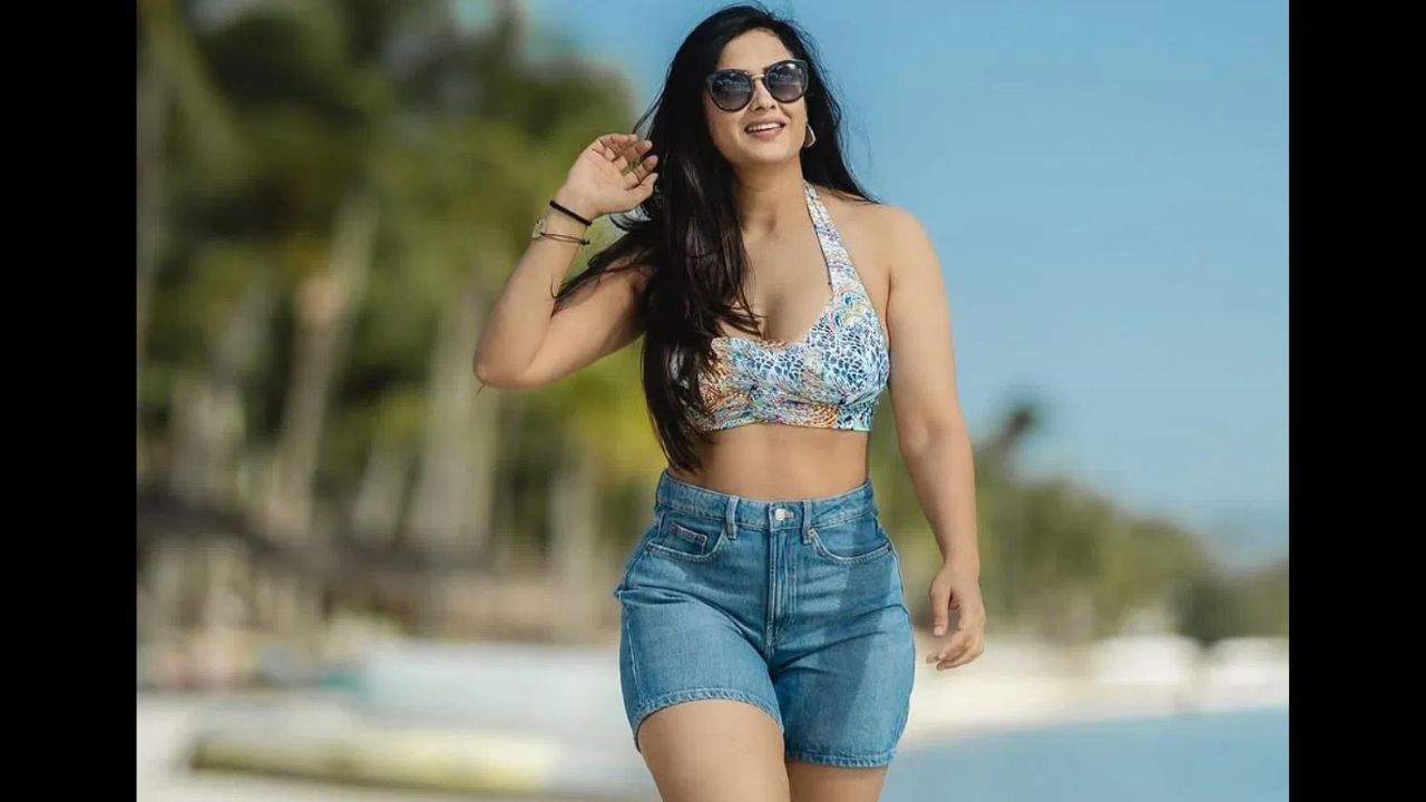 શ્વેતા તિવારીને 16-17 વર્ષની ઉંમરે તેની પહેલી એડ મળી હતી. ત્યારથી તેણે ઘણું કામ કર્યું છે. તેમની કુલ સંપત્તી 81 કરોડથી વધુ હોવાનું કહેવાય છે. જોકે, તે અભ્યાસની સાથે સાથે અભિનયમાં પણ ટોચ પર રહી છે. અભિનેત્રીએ સેન્ટ ઇસાબેલ સ્કૂલમાંથી અભ્યાસ શરૂ કર્યો હતો. ત્યારબાદ તેણે મુંબઈની બુરહાની કોલેજમાંથી બી.કોમ.ની ડિગ્રી મેળવી હતી. ગ્રેજ્યુએશન પછી, તેણે ઓડિશન આપ્યા અને કામ કરવાનું શરૂ કર્યું.