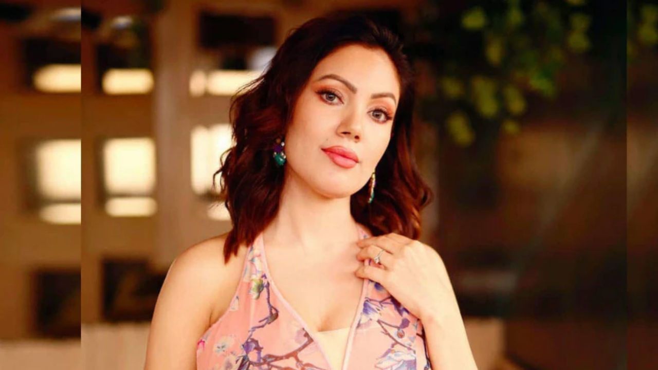 ખરેખર, 37 વર્ષીય અભિનેત્રીએ 2004 માં કામ કરવાનું શરૂ કર્યું હતું. તેણી ઝી ટીવીના શો 'હમ સબ બારાતી' માં દેખાઈ હતી. જોકે, શિક્ષણની દ્રષ્ટિએ, તે શ્વેતા તિવારીથી ઓછી નથી. તેણીએ અંગ્રેજી લિટ્રેચરમાં માસ્ટર ડિગ્રી લીધી છે. તેણીએ મુંબઈથી જ પોતાનો અભ્યાસ પૂર્ણ કર્યો છે. અભિનયમાં પગ મૂકતા પહેલા, તે કોલકાતામાં આકાશવાણી અને દૂરદર્શનમાં હતી. જ્યાં તેણીએ બાળ ગાયિકા તરીકે કામ કર્યું હતું.