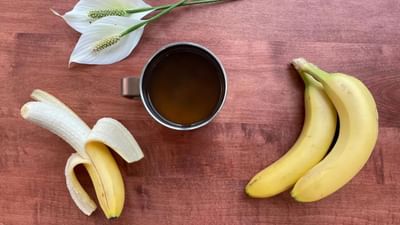 આપણે સામાન્ય રીતે કેળા ખાધા પછી છાલ ફેંકી દઈએ છીએ. આપણને લાગે છે કે કેળાની છાલ નકામી છે, પરંતુ તમને જાણીને આશ્ચર્ય થશે કે તમે આ છાલમાંથી સ્વાદિષ્ટ અને સ્વસ્થ ચા બનાવી શકો છો! હા, કેળાની છાલની ચા સ્વાસ્થ્ય માટે ખૂબ ફાયદાકારક છે. આ ચા બનાવવામાં ફક્ત 5 મિનિટ લાગે છે અને તે શરીર માટે ઘણા અદ્ભુત ફાયદાઓ પ્રદાન કરી શકે છે. કેળાની છાલમાં ઘણા પોષક તત્વો હોય છે, જેનો ઉપયોગ આયુર્વેદમાં પણ થાય છે. આજે, ચાલો વિગતવાર જાણીએ કેળાની છાલની ચા કેવી રીતે બનાવવી અને તેના ફાયદા શું છે.