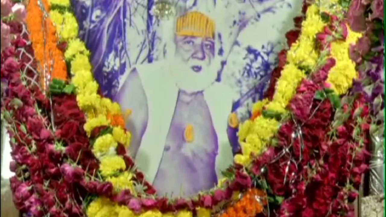 બગદાણા ગામે બજરંગદાસ બાપાનો સ્થાપિત કરેલો આશ્રમ આજે એક પવિત્ર યાત્રાધામ રૂપે ઓળખાય છે. શરૂઆતમાં અહીં માત્ર એક ઝૂંપડી હતી, જ્યાં બાપા નિવાસ કરતા હતા. આજે એ સ્થાન પર વિશાળ ગુરૂ આશ્રમ વિકસિત થયો છે, જેને "ગુરુ આશ્રમ" તરીકે ઓળખવામાં આવે છે.