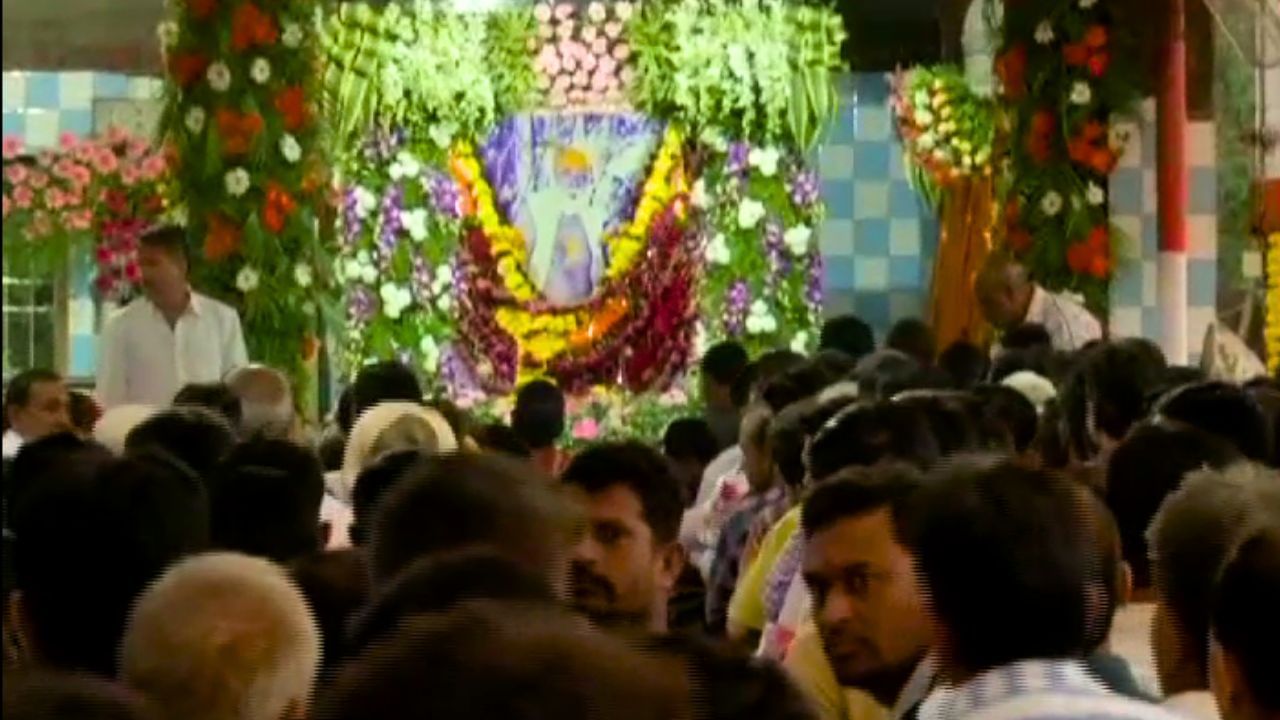 આ આશ્રમમાં દર વર્ષ બે મુખ્ય ધાર્મિક ઉત્સવો ધામધૂમથી ઉજવાય છે.એક તો પોષ વદ ચોથના દિવસે ઉજવાતી બજરંગદાસ બાપાની પુણ્યતિથિ અને બીજો અષાઢ સુદ પંદર એટલે કે ગુરુ પૂર્ણિમાનો પાવન પ્રસંગ. આ અવસરો પર હજારો ભક્તો બાપાની ભક્તિમાં લીન થઈ આશીર્વાદ પ્રાપ્ત કરવા આવે છે. ( આ માહિતી વિવિધ ઐતિહાસિક તથ્યો અને સંશોધનો પર આધારિત છે. વિગતવાર માહિતી માટે, ઇતિહાસના પ્રમાણભૂત ગ્રંથો અને સંશોધનોનો અભ્યાસ કરવો ઉચિત રહેશે.)