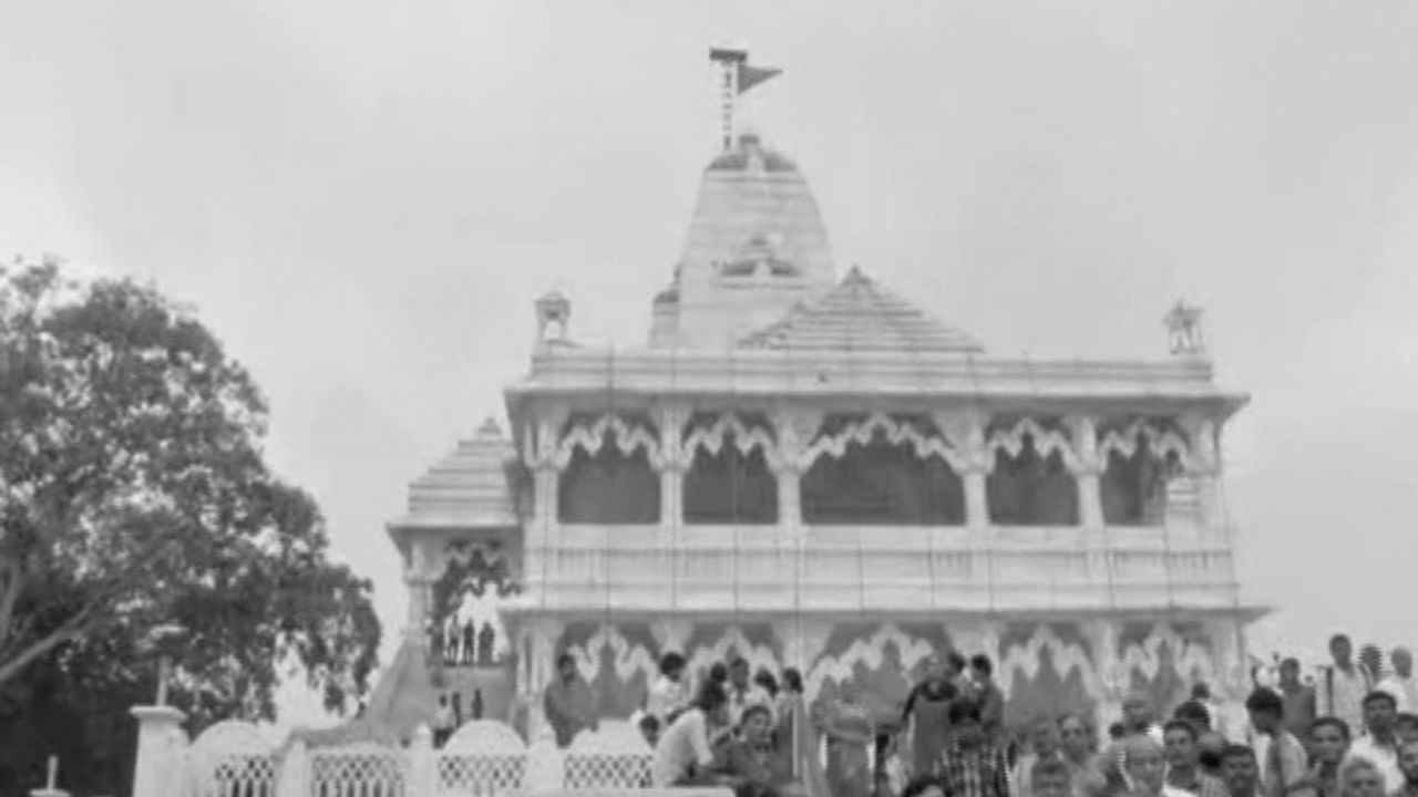 એક દિવસ વહેલી સવાર સુધી ભક્તિરામ ઊંઘમાં હતા ત્યારે. તેમના માતા શીવકુંવરબા અને પિતા હિરદાસજી તેમને જગાવવા માટે આવ્યા ત્યારે તેમણે એક અનોખુ દ્રશ્ય જોયું, ભક્તિરામની બાજુમાં એક સાપ શાંતિથી બેઠો હતો, જાણેતે તેમનો મિત્ર હોય તેમ લાગતું હતું. આ ઘટના જોઈને માતા-પિતાને થયું કે ભક્તિરામ ચોક્કસ શેષનાગના સ્વરૂપ એવા શેષ નારાયણના અવતાર હશે.