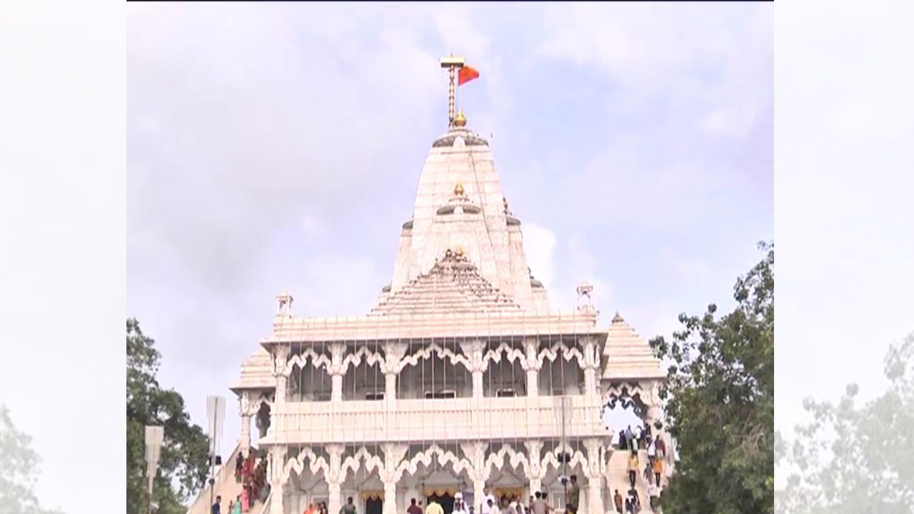 ઈ.સ. 1951માં તેમણે બગદાણામાં આશ્રમની સ્થાપના કરી અને 1959માં અન્નક્ષેત્ર શરૂ કર્યું, જ્યાં ભક્તોને વિનામૂલ્યે પ્રસાદ અને ભોજન મળતું હતું. ત્યારબાદ મંદિરમાં ભવ્ય શિલ્પકલા સાથે માળખું ઊભું કરાયું, જેમાં ખાસ કરીને આરસપહાણના પથ્થરોનો ઉપયોગ કરવામાં આવ્યો. બજરંગદાસ બાપાએ 1977માં દેહત્યાગ કર્યો., પરંતુ તેમની ભક્તિ અને સેવા આજે પણ લોકોના હૃદયમાં જીવંત છે.