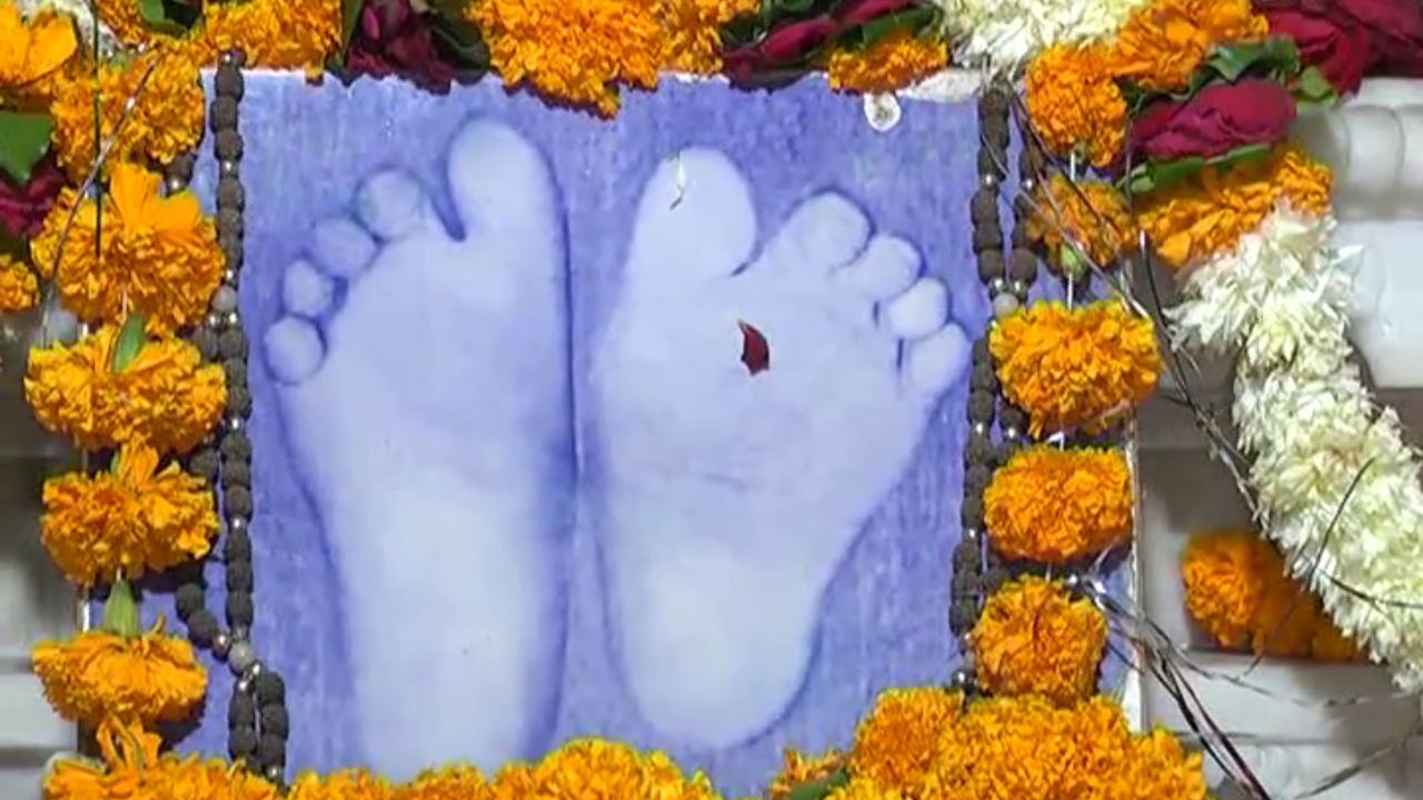 ગુરુ સીતારામ બાપુએ ભક્તિરામમાં રહેલી દિવ્ય શક્તિને ઓળખી લીધી અને ભાવપૂર્વક કહ્યું, “તમે તો પોતે જ ગુરુત્વનું સ્વરૂપ છો. તમારા તરફથી નહીં, પણ મને તમારી માટે કશું આપવાનું છે.” એ સાંભળીને ભક્તિરામ વિનમ્રતાથી બોલ્યા, “જો આપ મને કંઈ આપવા માંગતા હો તો એવું આશીર્વાદ આપો કે મારા હોઠેથી રામનામનું સ્મરણ સતત જળવાય રહે.”આ પ્રેમભર્યા સંવાદથી પ્રસન્ન થઈ સીતારામ બાપુએ તેમને ‘બજરંગી’ નામની ભેટ આપી અને કહ્યું કે, “આ જગત તમને હવે બજરંગદાસ તરીકે ઓળખશે.”ત્યાંથી ભક્તિરામ “બાપા બજરંગદાસ” અને “બાપા સીતારામ” તરીકે લોકપ્રિય બન્યા