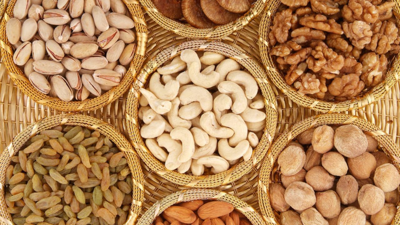 ડાયેટિશિયન ડૉ. રક્ષિતા મહેરા કહે છે કે બધા ડ્રાયફ્રૂટ્સ એકસરખા નથી હોતા. બદામ, અખરોટ, પિસ્તા અને ચિયા સીડ્સ જેવા કેટલાક ડ્રાયફ્રૂટ્સ ફાઇબર અને હેલ્ધી ફેટથી ભરપૂર હોય છે અને બ્લડ સુગરને સ્થિર રાખવામાં મદદ કરે છે. બીજી તરફ, કિસમિસ, અંજીર, ડ્રાય ખજૂર જેવા ડ્રાયફ્રૂટ્સમાં કુદરતી સુગરનું પ્રમાણ વધુ હોય છે અને તે ઝડપથી સુગર લેવલ વધારી શકે છે.
