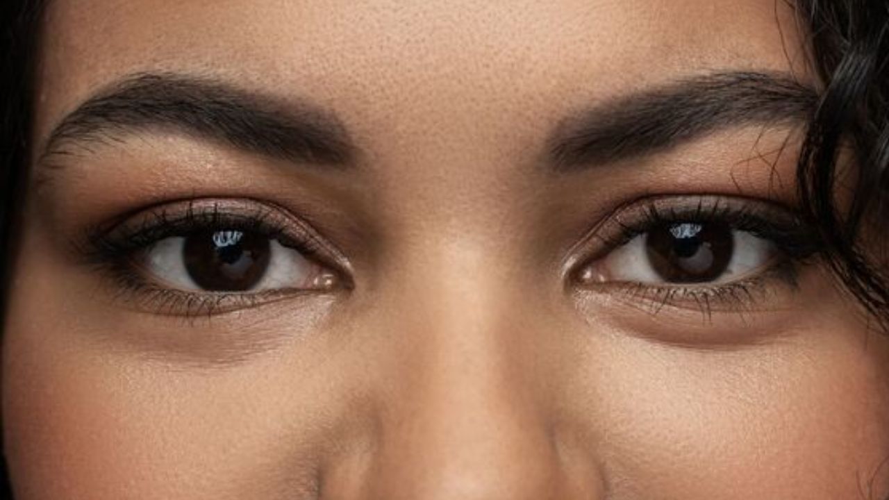 ​કાળી આંખોવાળા લોકો કેવા હોય છે?: સામુદ્રિક શાસ્ત્ર મુજબ કાળી આંખોવાળા લોકોમાં ખૂબ આત્મવિશ્વાસ હોય છે. આવા લોકો દરેક પડકારનો એકલા સામનો કરવાનું પસંદ કરે છે. કાળી આંખોવાળા આત્મવિશ્વાસવાળા લોકો પોતાની જવાબદારીઓ ખૂબ સારી રીતે પૂર્ણ કરે છે. આ લોકો સમજી વિચારીને નિર્ણયો લે છે અને પોતાના જીવનસાથી પ્રત્યે ખૂબ વફાદાર હોય છે.
