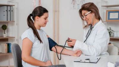 આપણે અવારનવાર એવું સાંભળતા છીએ કે બીપી વધી ગઈ તો તે વ્યક્તિ હોસ્પિટલ ખસેડવામાં આવ્યા. પહેલા હાઈ બીપી ઘણીવાર વૃદ્ધત્વનો રોગ માનવામાં આવતો હતો, પરંતુ હવે તે ઝડપથી યુવાનોને પણ અસર કરી રહ્યો છે. 25-35 વર્ષની ઉંમરના લોકોમાં હાઈ બીપીના કેસોમાં વધારો આરોગ્ય નિષ્ણાતો માટે ચિંતાનો વિષય બની ગયો છે. ડૉક્ટરોના મતે, આનું મુખ્ય કારણ આજની બદલાતી જીવનશૈલી અને કેટલીક ખરાબ ટેવો છે, જે આપણે આપણા રોજિંદા જીવનમાં અજાણતા કરી રહ્યા છીએ.
