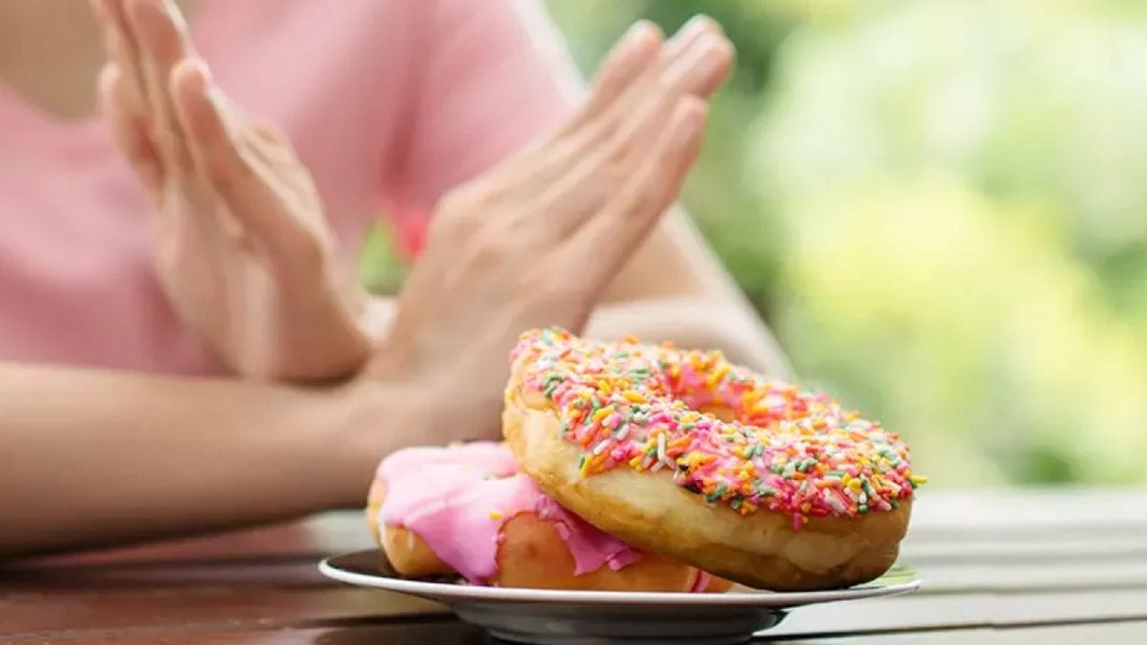 જ્યારે શરીર ખાલી પેટે મીઠાઈ (ગ્લુકોઝ અથવા ફ્રુક્ટોઝ) મેળવે છે ત્યારે બ્લડ સુગર અચાનક ઝડપથી વધી જાય છે. આનાથી શરીરમાં મોટી માત્રામાં ઇન્સ્યુલિન હોર્મોનનું પ્રકાશન થાય છે. American Journal of Clinical Nutritionમાં પ્રકાશિત થયેલા એક અભ્યાસ મુજબ, સવારે ખાલી પેટે મીઠાઈ ખાવાથી ઇન્સ્યુલિન પ્રતિકારનું જોખમ વધી શકે છે જે ટાઇપ 2 ડાયાબિટીસ અને સ્થૂળતા જેવા રોગોનું કારણ બની શકે છે. જો આ આદત લાંબા સમય સુધી ચાલુ રહે, તો તે મેટાબોલિક સ્વાસ્થ્યને ખરાબ રીતે અસર કરી શકે છે.
