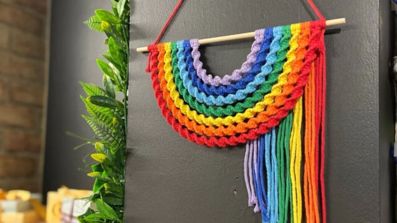 જેમાં વિવિધ પ્રકારની ડેકોરેટિવ વસ્તુઓ જેમ કે વોલ હેંગિંગ્સ, મિરર ફ્રેમ્સ, ફ્લાવર પોટ્સ અને અન્ય શોપીસ દોરડામાં ગાંઠો બાંધીને અથવા તેને વણીને તૈયાર કરવામાં આવે છે. આ ઘરમાં કુદરતી દેખાવ બનાવવામાં મદદ કરે છે. ખાસ કરીને જેઓ તેમના ઘરને સ્ટાઈલિશ લુક આપવા માંગે છે, તેમના માટે તે યોગ્ય છે.