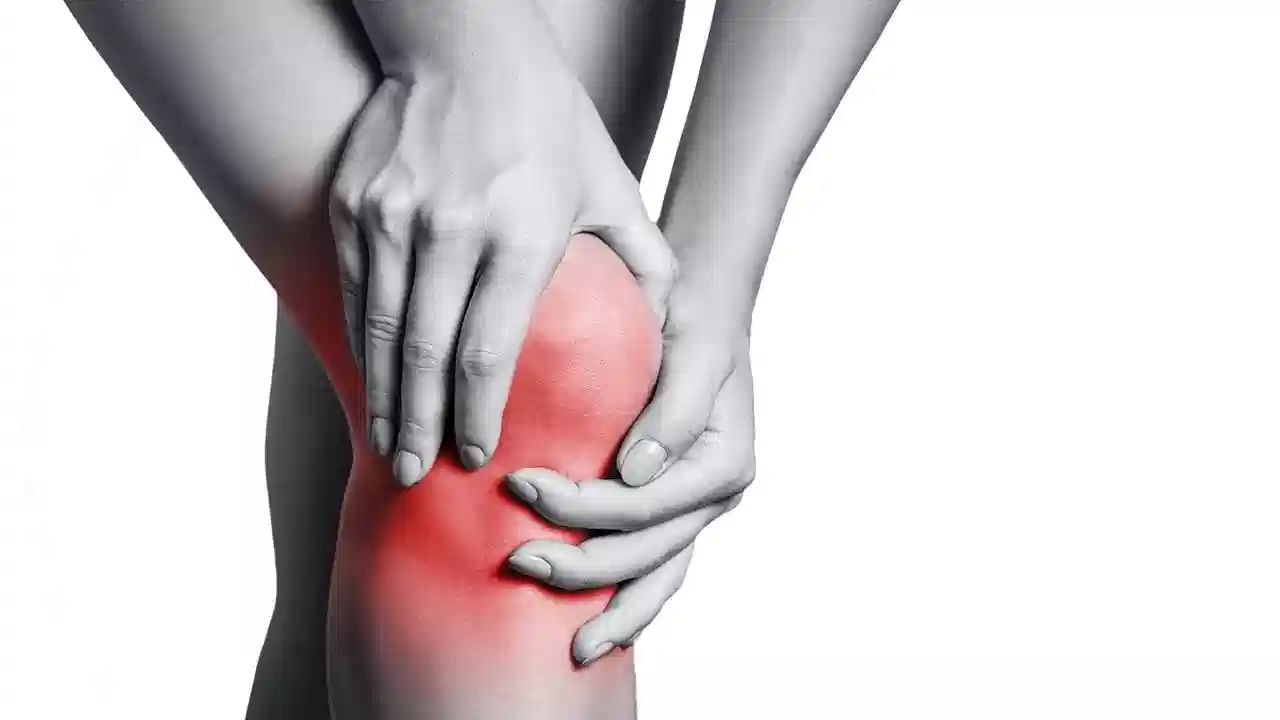 રુમેટોઇડ સંધિવા (R.A) ફેક્ટર ટેસ્ટ - જો સાંધામાં સોજો કે જડતા હોય, તો આ ટેસ્ટ એ નક્કી કરવામાં મદદ કરે છે કે રુમેટોઇડ આર્થરાઇટિસ જેવો ઓટોઇમ્યુન રોગ છે કે નહીં.
યુરિક એસિડ ટેસ્ટ - ગાઉટ કે આર્થરાઇટિસ જેવી સ્થિતિમાં, શરીરમાં યુરિક એસિડનું સ્તર વધે છે, જેના કારણે સાંધામાં તીવ્ર દુખાવો થાય છે. આ ટેસ્ટ તેની પુષ્ટિ કરે છે.