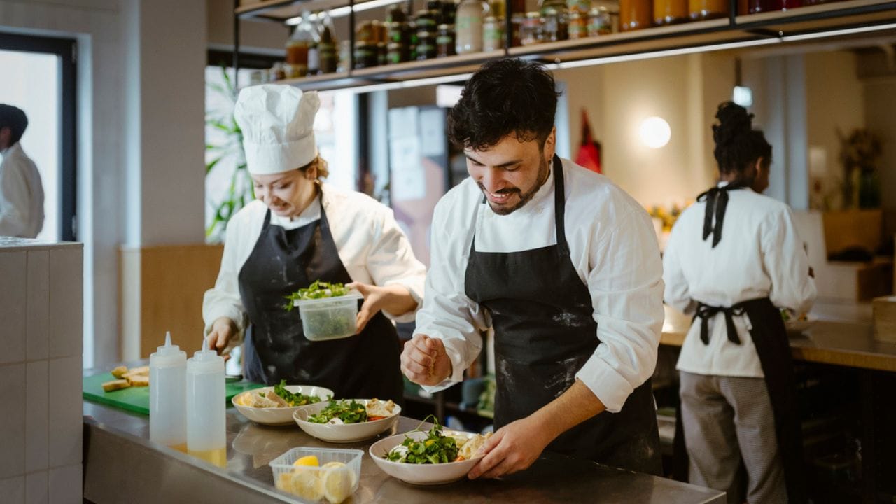 જો તમે આ ક્ષેત્રમાં નવા છો તો જરાય ચિંતા ન કરશો.  શરૂઆતમાં નાના મેનૂ સાથે મિની કેફે શરૂ કરો. YouTube અને Online Coursesમાંથી હોટલ મેનેજમેન્ટની તાલીમ મેળવો. ત્યારબાદ ધીરે-ધીરે અનુભવી સ્ટાફ હાયર કરો અને ગ્રાહકોના ફિડબેક પ્રમાણે બિઝનેસને યોગ્ય દિશા આપો. 