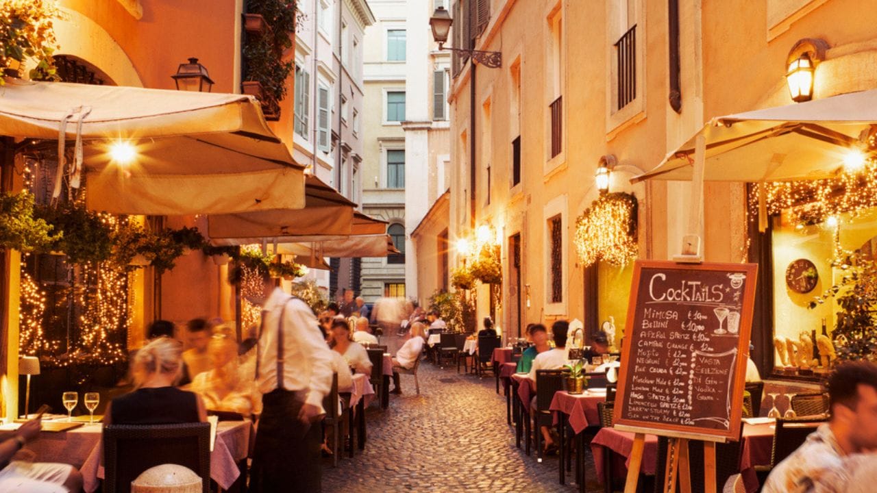 માર્કેટિંગ કરવા માટે તમે Social media પ્લેટફોર્મ્સનો ઉપયોગ કરી શકો છો. Instagram અને Facebook પર બિઝનેસને લગતી ઑફર્સ શેર કરો તેમજ  મેનૂમાં શું છે તેની પણ માહિતી શેર કરો. વધુમાં તમે Influencer Collaborations, Zomato-Swiggy જોડાણ અને લોકલ પેમ્પલેટ વિતરણ થકી પણ બિઝનેસને વેગ આપી શકાય છે. 