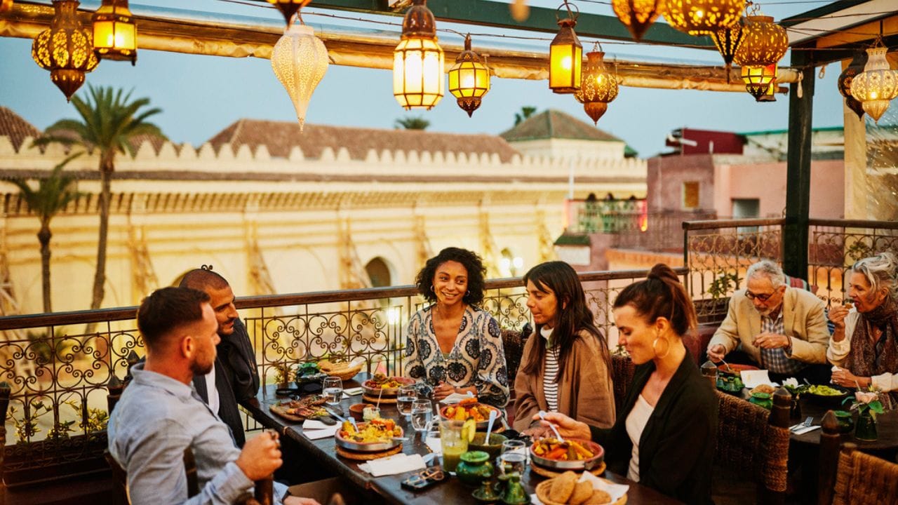 કેફે કે રેસ્ટોરન્ટ માટે જરૂરી સાધનોમાં ગેસ સ્ટોવ, ફ્રિજ, કટિંગ બોર્ડ, કડાઈ, ટેબલ-ચેર, બિલિંગ માટે POS સિસ્ટમની જરૂર પડે છે. જો તમે takeaway કે delivery પણ કરો છો તો disposable plates અને cups પણ સાથે રાખવા પડશે.