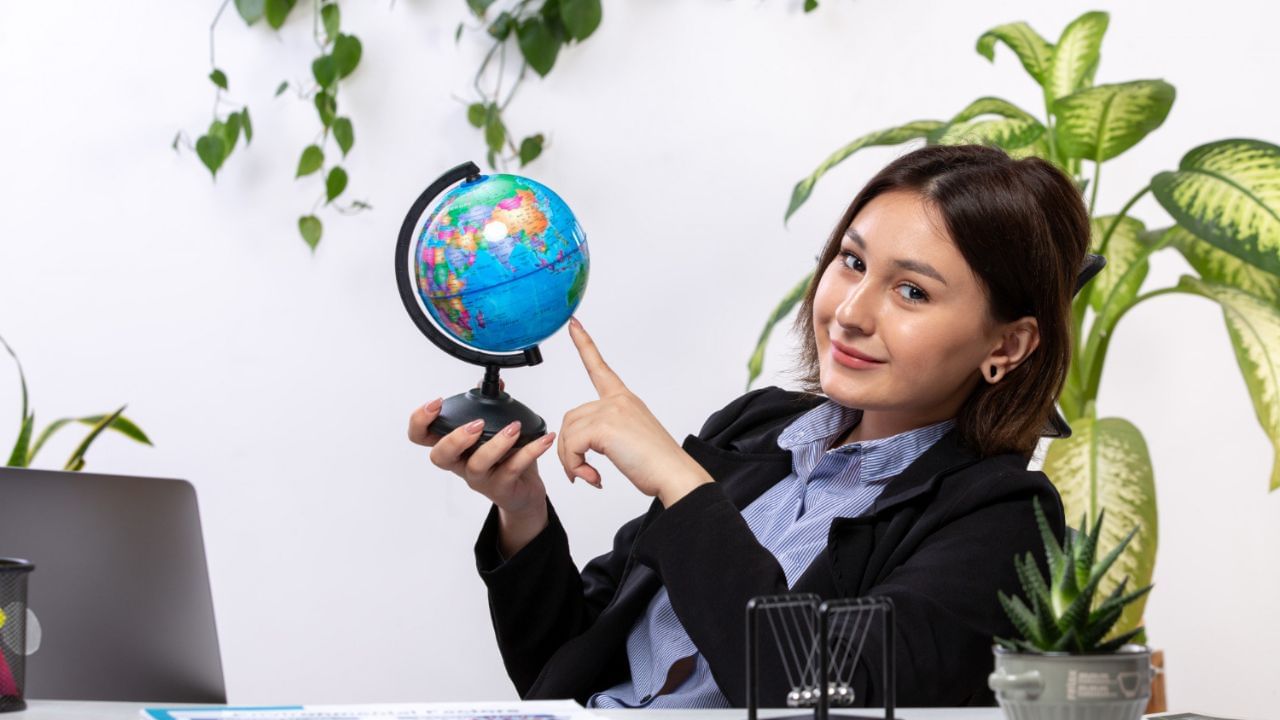 શરૂઆતમાં તમારે પેમ્પલેટ, વિઝિટિંગ કાર્ડસ, બ્રોશર્સ તથા વોટ્સએપ માર્કેટિંગ ઉપર ભાર આપવો જોઈએ. આ સિવાય આગળ જઈને તમે તમારા માટે એક પ્રોફેશનલ વેબસાઇટ પણ બનાવી શકો છો, જેનો અંદાજિત ખર્ચ ₹10,000 થી ₹25,000 જેટલો થઈ શકે છે.