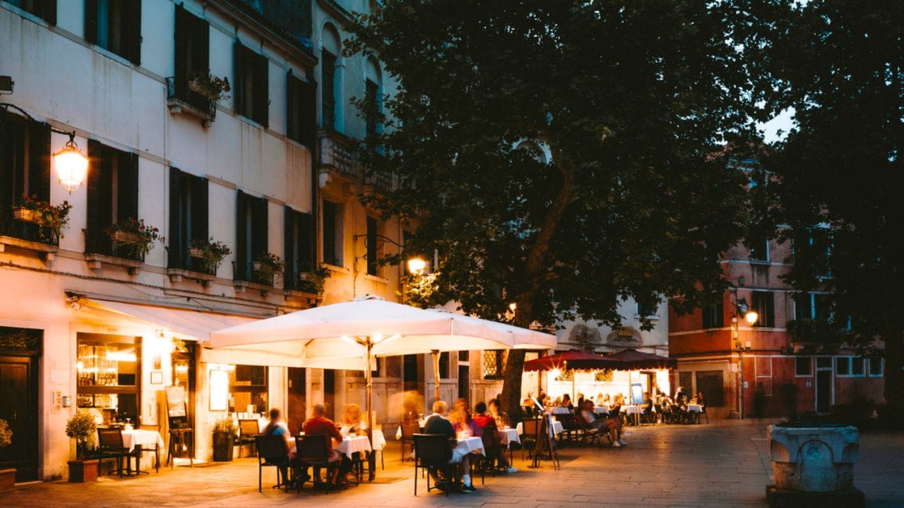 બિઝનેસ શરૂ કરવા માટે FSSAI લાઇસન્સ, GST રજીસ્ટ્રેશન, શોપ એન્ડ એસ્ટાબ્લિશમેન્ટ લાઇસન્સ, ફાયર NOC વગેરે જેવા દસ્તાવેજોની જરૂર પડશે. 