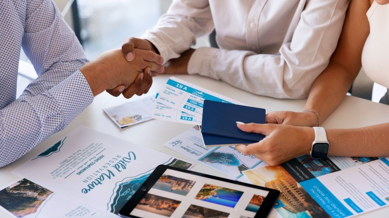 જો તમે ભાડેથી ઓફિસ લઈને બિઝનેસની શરૂઆત કરો છો તો તેનો કુલ અંદાજિત ખર્ચ લગભગ ₹1.2 લાખથી ₹1.4 લાખ સુધી જઈ શકે છે. ઓફિસ માટે ફર્નિચર અને નાના મોટા સેટઅપમાં પણ ₹10,000થી ₹15,000 નો ખર્ચો થઈ શકે છે. લેપટોપ, કમ્પ્યુટર અને પ્રિન્ટર માટે અંદાજે ₹30,000 થી ₹40,000 સુધીનો ખર્ચ આવી શકે છે.