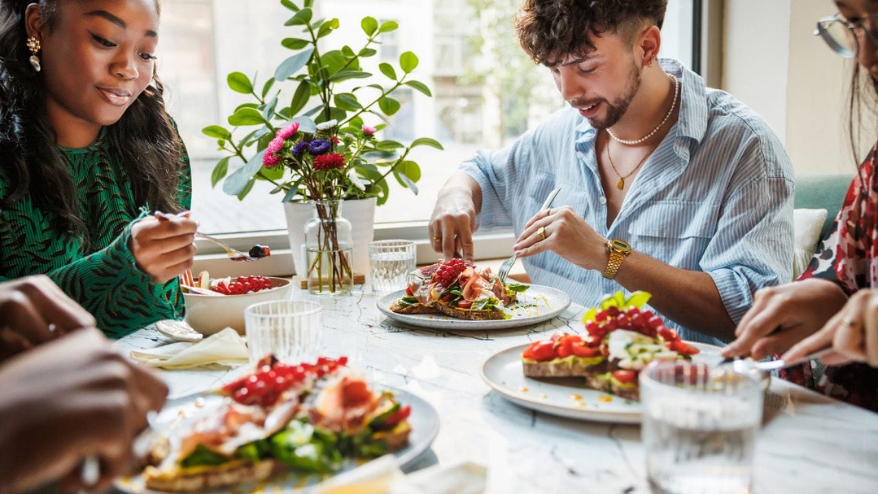 હવે જો રેસ્ટોરન્ટની વાત કરીએ તો, તેમાં ₹5-6 લાખથી વધુનું રોકાણ કરવું પડે છે. દૈનિક નફાની વાત કરીએ તો, કેફેમાં રોજનું વેચાણ ₹5,000 થી ₹15,000 જેટલું થાય છે. આ વેચાણમાં ચોખ્ખો નફો અંદાજે ₹1,500થી ₹4,000 જેટલો હોય છે. સરળ રીતે કહીએ તો, તમે મહિને ₹45,000 થી ₹1.2 લાખ કમાઈ શકો છો. 